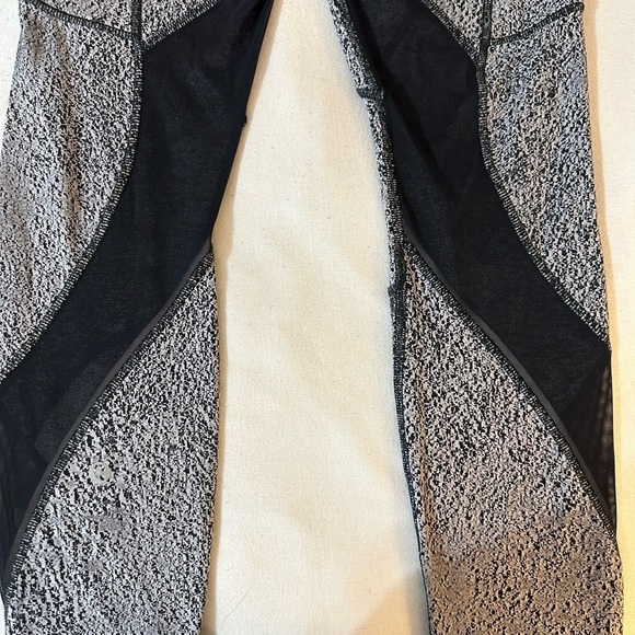 Lululemon High Rise Legging Side Pockets Gray, Black Mesh Around To Ankle Size 6 - Picture 4 of 9